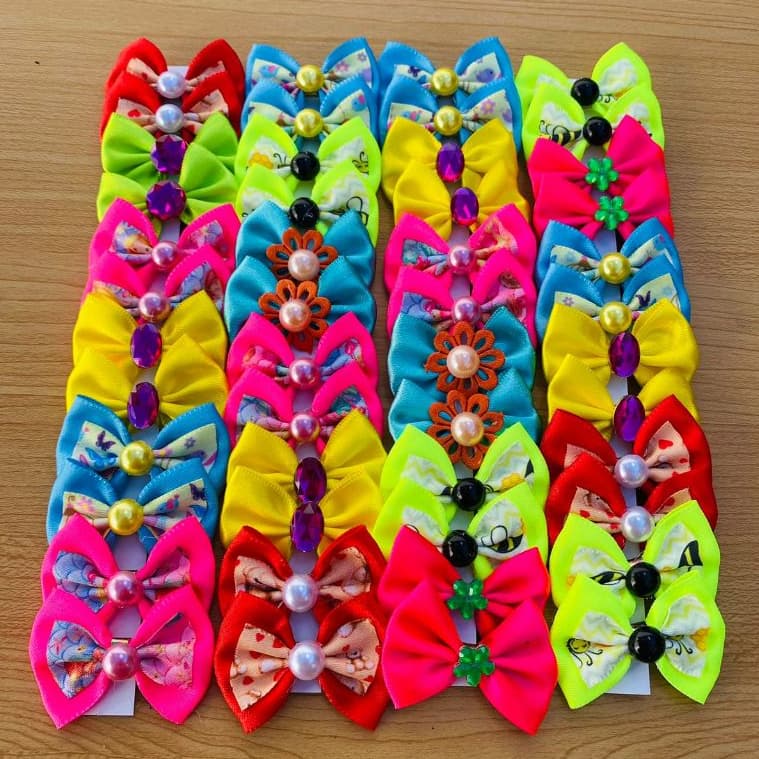 200 unidades lacinhos pet mix cores variadas grande cachorro, caes laço banho e tosa