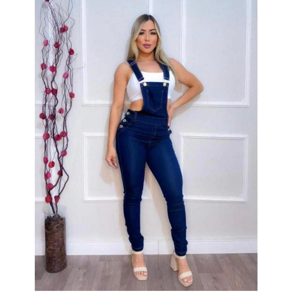 Macacão jardineira jeans calça azul escuro levanta bumbum .