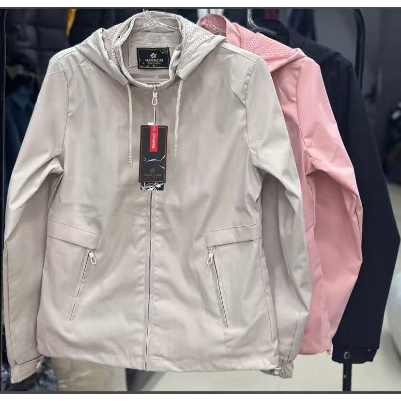 Jaqueta Feminina Corta Vento Impermeável Com Capuz Removível Liso com faixa no bolso