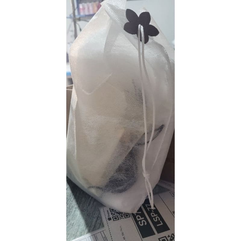 kit saquinhos tnt c/ cordinha e com 10 unidades ,tamanho 40x30