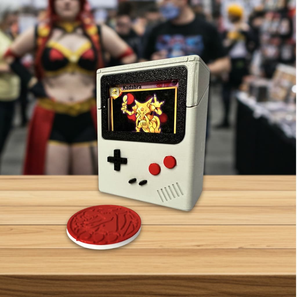 Deck Box Cartas Pokémon | Modelo Game Boy | Cabe 100 Cartas | Brinde Moeda Charizard 3D