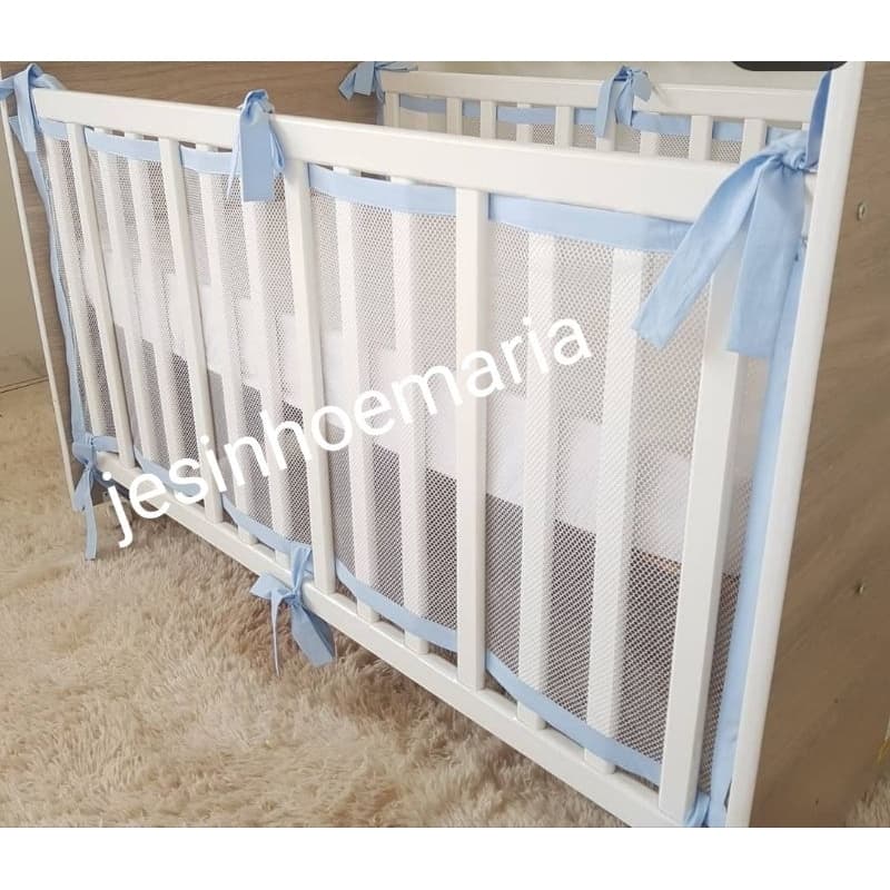 Tela antissuficante respiravel cobre  grade toda para não enroscar os braços nas grades evita a entrada, insetos,...