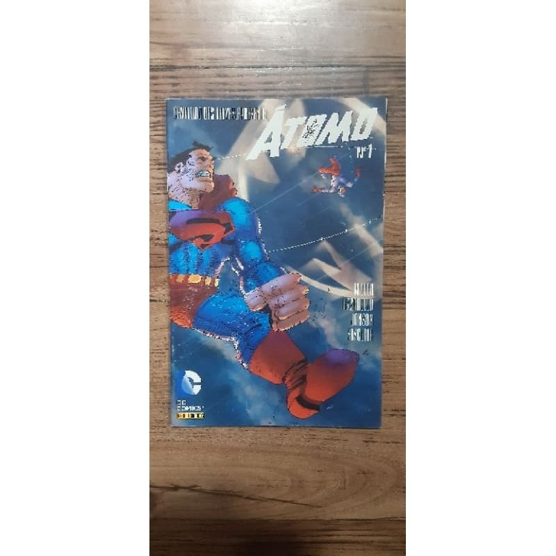 Hq Universo do Cavaleiro das Trevas Apresenta, O: Átomo n° 1