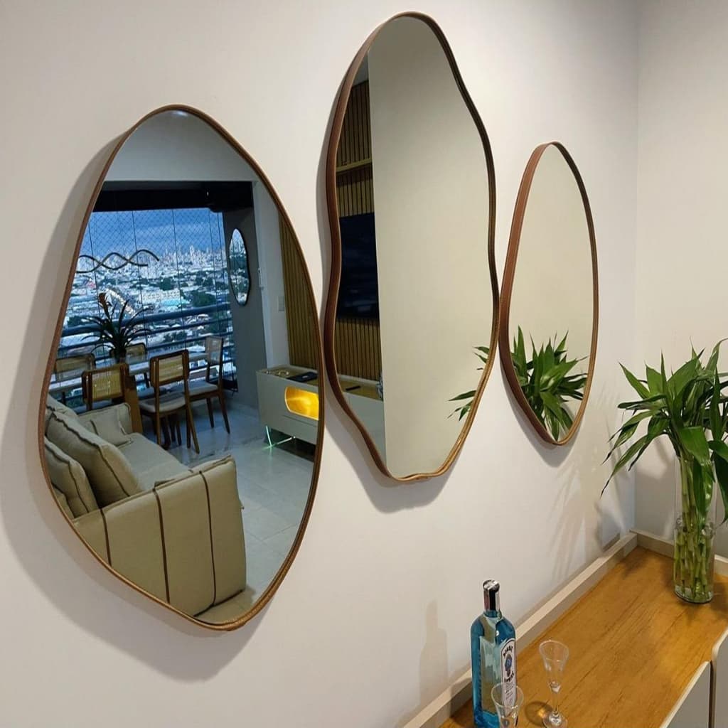 Kit 3 Espelhos Decorativos Orgânicos com Moldura em Couro Caramelo – Moldura Premium para Sala Hall