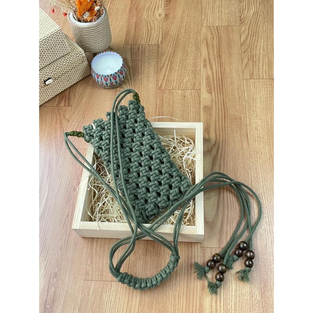 Bolsa para celular em Macramê - Alça ajustável com ponteiras de madeira