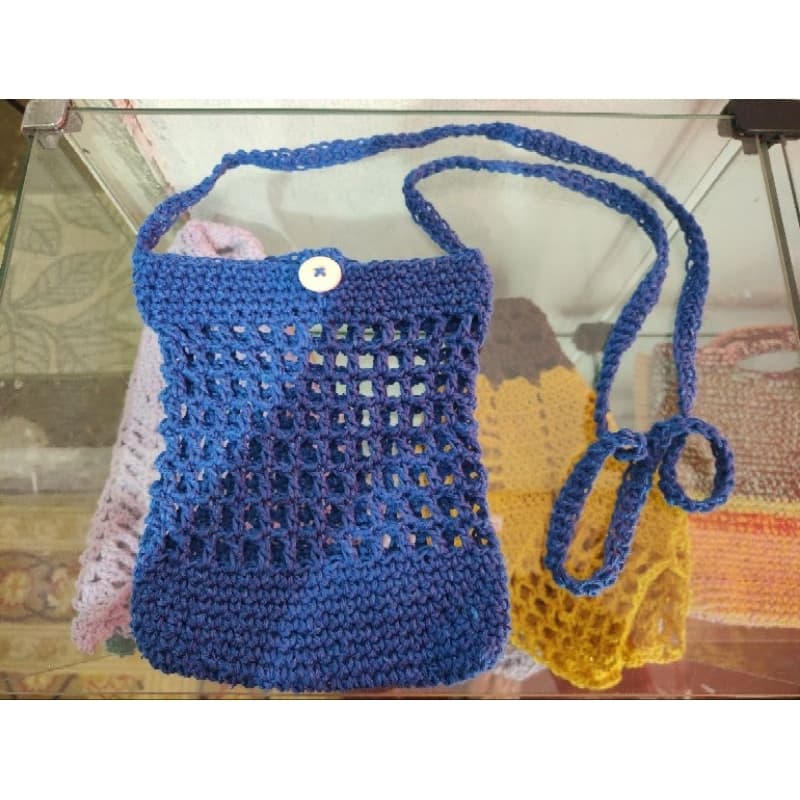 Bolsinha transversal para celular de crochê