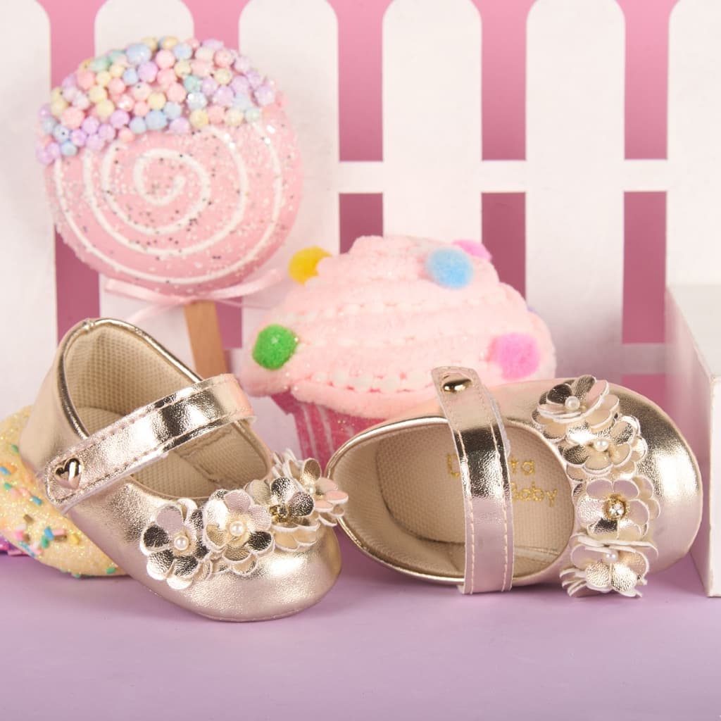 Sapatilha de Bebê Dourada com Flores – Elegância e Conforto para sua Princesa