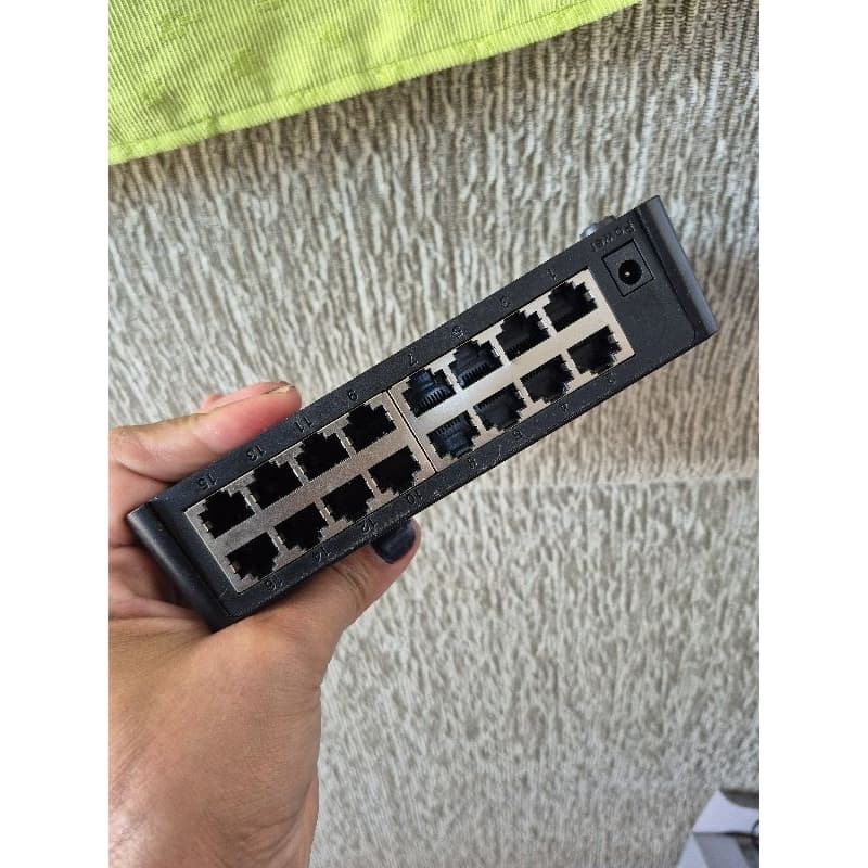 switch Fast Ethernet de 16 portas da Intelbras, modelo SF 1600 Q+, com PoE passivo.