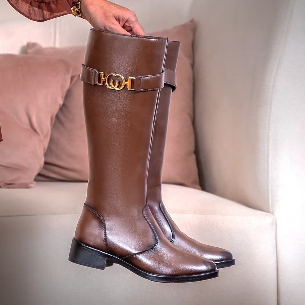 Bota Feminina Versales Montaria Fivelada Metálica Cano Longo Confortável Elegante Moderna