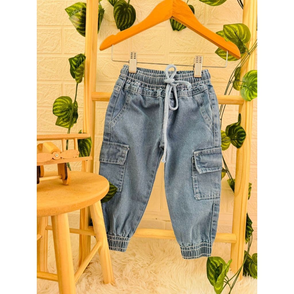 Calça Jeans Jogger Infantil com Bolsos Laterais – Estilo e Conforto para os Pequenos