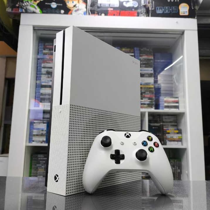 Xbox One S - 500GB / 1TB + Controle Original + 10 Jogos Digitais
