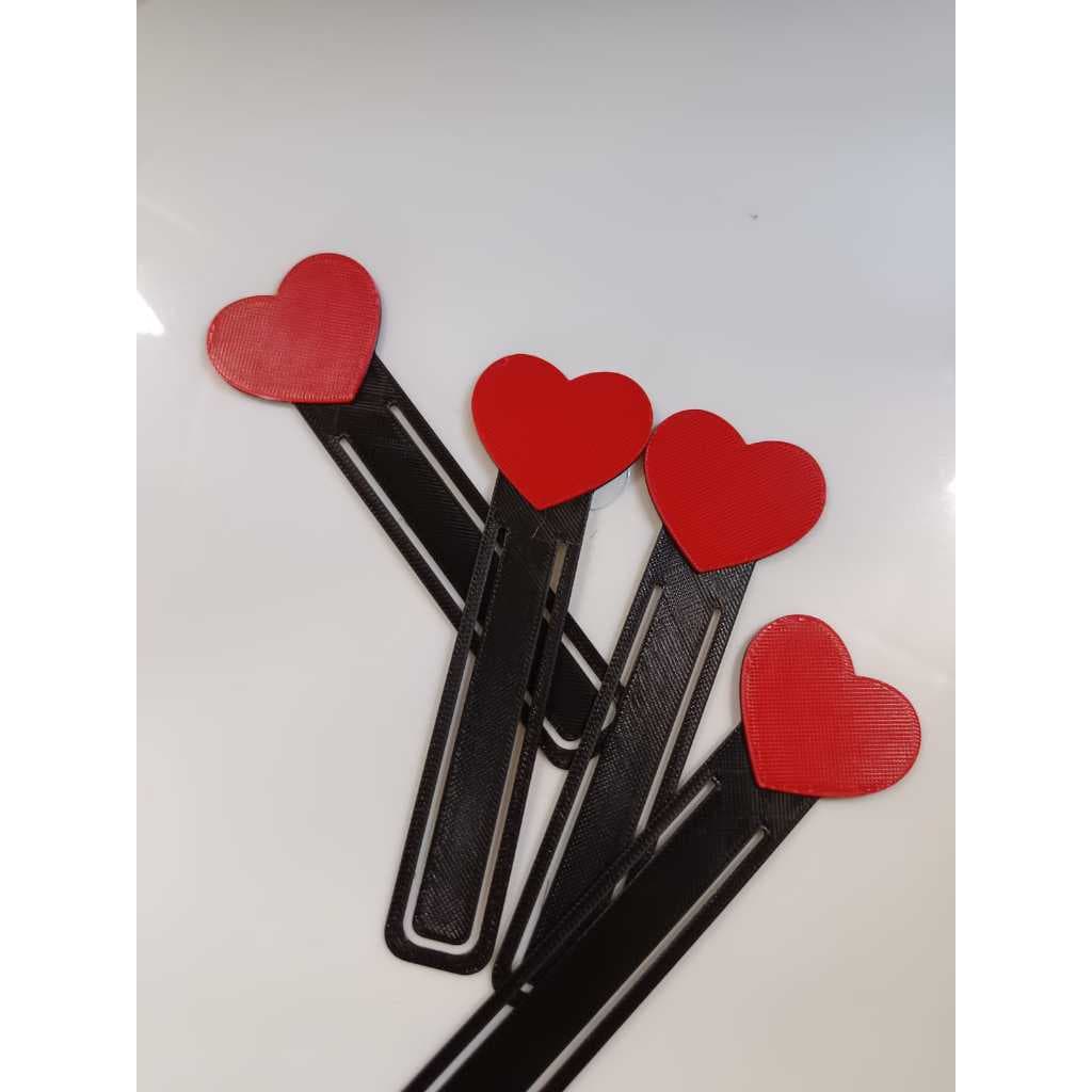 Kit com 4 marcadores de livro coração