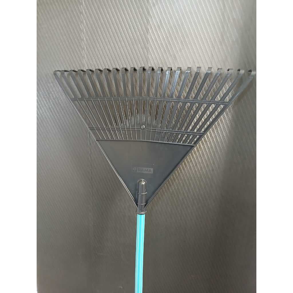 VASSOURA RASTELO JARDIM 22 DENTES,  PLASTICA RAMA REFORCADA PRETA COM CABO 1UN