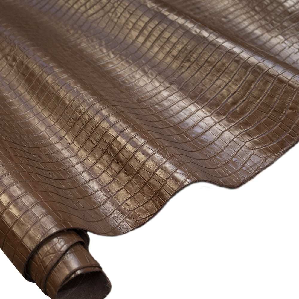 Painel de Couro Genuíno Croco 25x50cm - Retalho 10/12L - Textura Estampada Luxo - Placa Tipo Croco - Cor: Caramelo