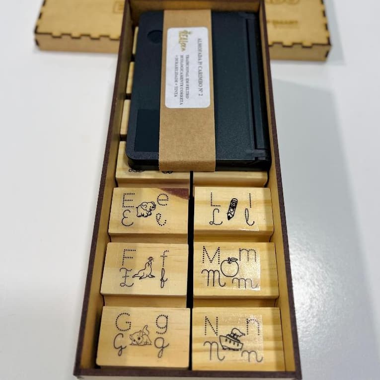 Kit 28 Carimbos Pedagógicos Alfabeto Pontilhado Ilustrado 3x4cm + Almofada + Caixa mdf estojo material escola professor