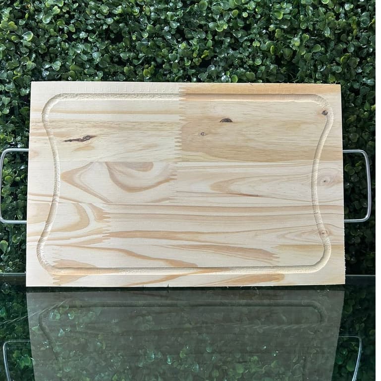Tábua de Madeira Natural 39x25cm com Alça Metálica