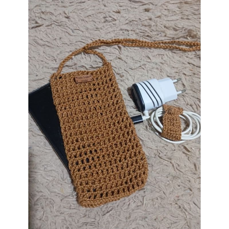Bolsinha porta celular de crochê artesanal feito à mão