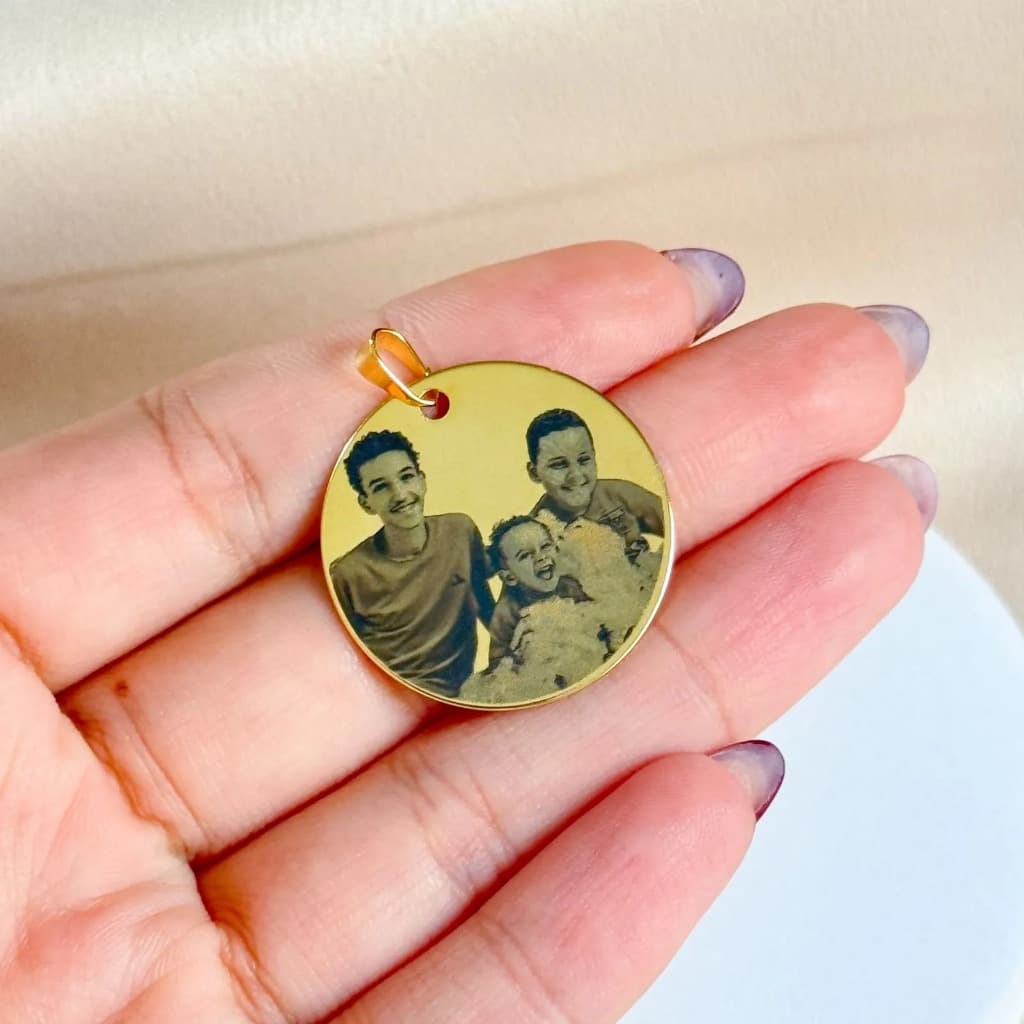 [ SEMI JOIA ] Pingente Personalizado Medalha 28mm Foto Gravação Banhado a Ouro 18k Alto Padrão Presente Mimo Dia