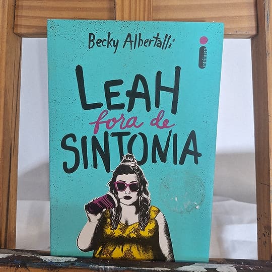 livro leah fora de sintonia de becky albertalli editora intriseca