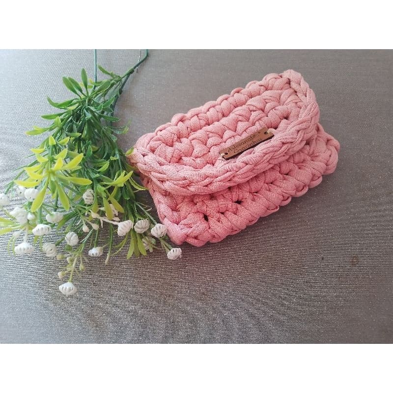 Carteira de crochê com fio de malha.