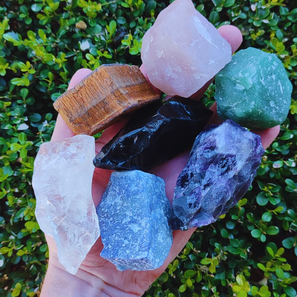 Kit 7 Pedras Naturais Brutas G: Q. Verde, Rosa, Azul, Cristal, Olho de Tigre, Ametista e Obsidiana