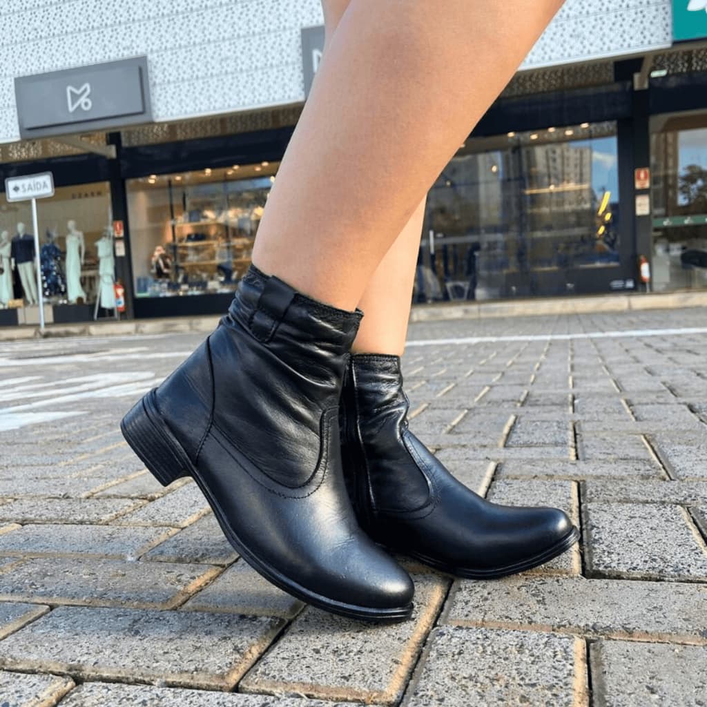 Bota Feminina Cano Curto  em couro Legitimo