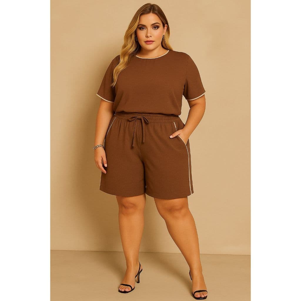 Conjunto Feminino Blusa + Shorts Elastico na Cintura com Detalhe de Composê Bege Plus Size Curve Elegante Casual