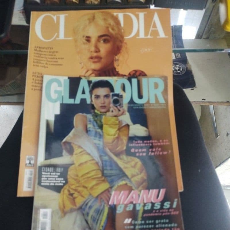 kit de revistas com Manu Gavassi.