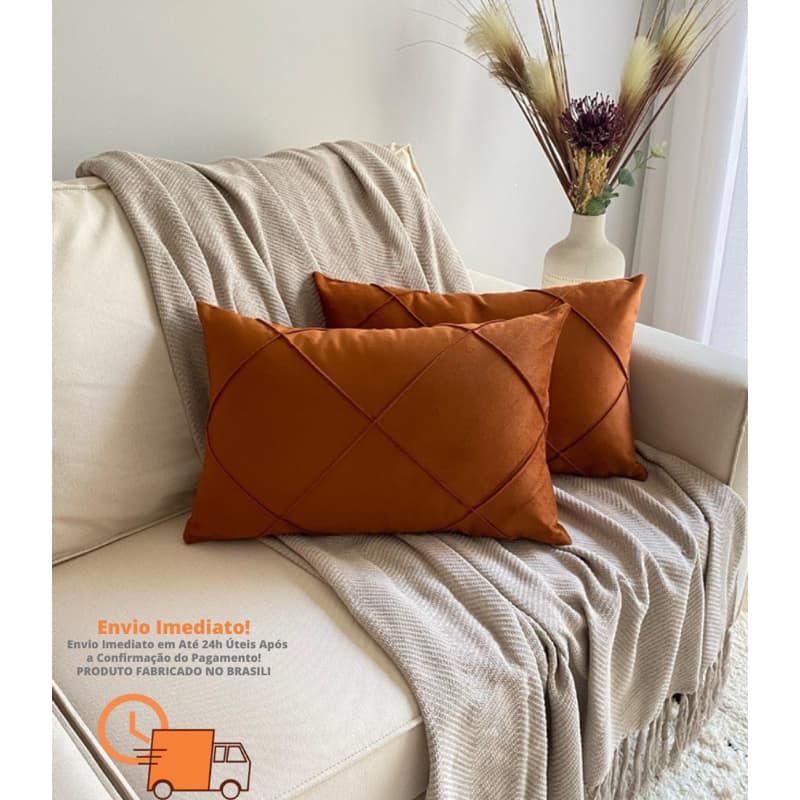 Kit com 2 Capas De Almofadas Retangular Baguete Suede Drapeada 50cm x 30cm