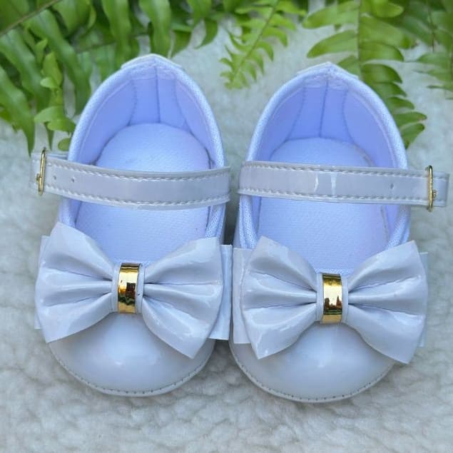 Sapatilha Bebê tipo Boneca Branca com laço de verniz e metal  - Sapatinho Confortável