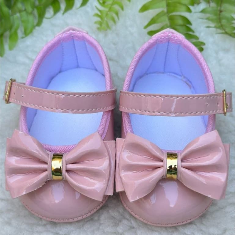 Sapatilha Bebê tipo Boneca Rosa com laço de verniz e metal direto da fábrica – Sapatinho de bebê