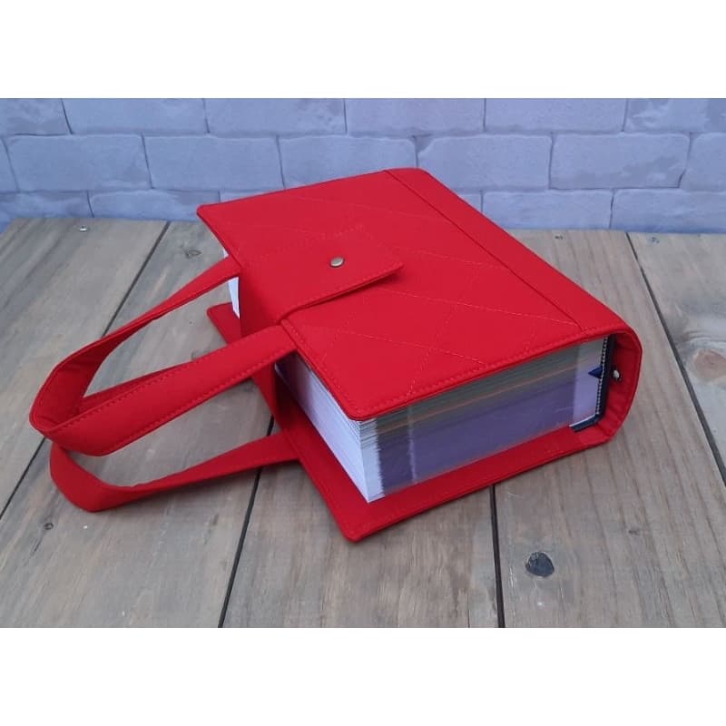 Capa para vade mecum tradicional grande, com detalhe em matelasse e bolso com zíper na parte de trás.