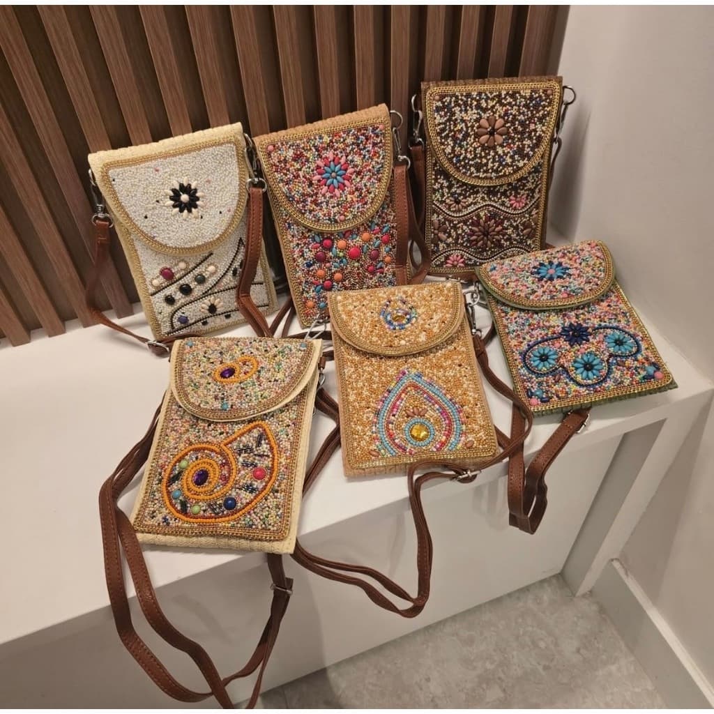 Bolsa compacta porta celular artesanal com miçangas casual
