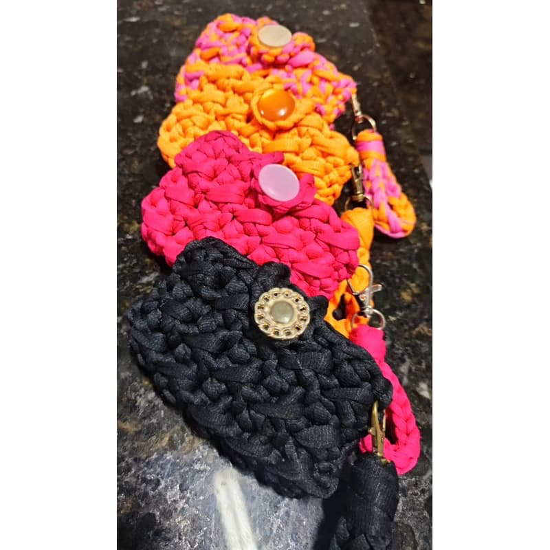 Mini Bolsa de Crochê / Carteira Artesanal com Alça e Botão Decorativo