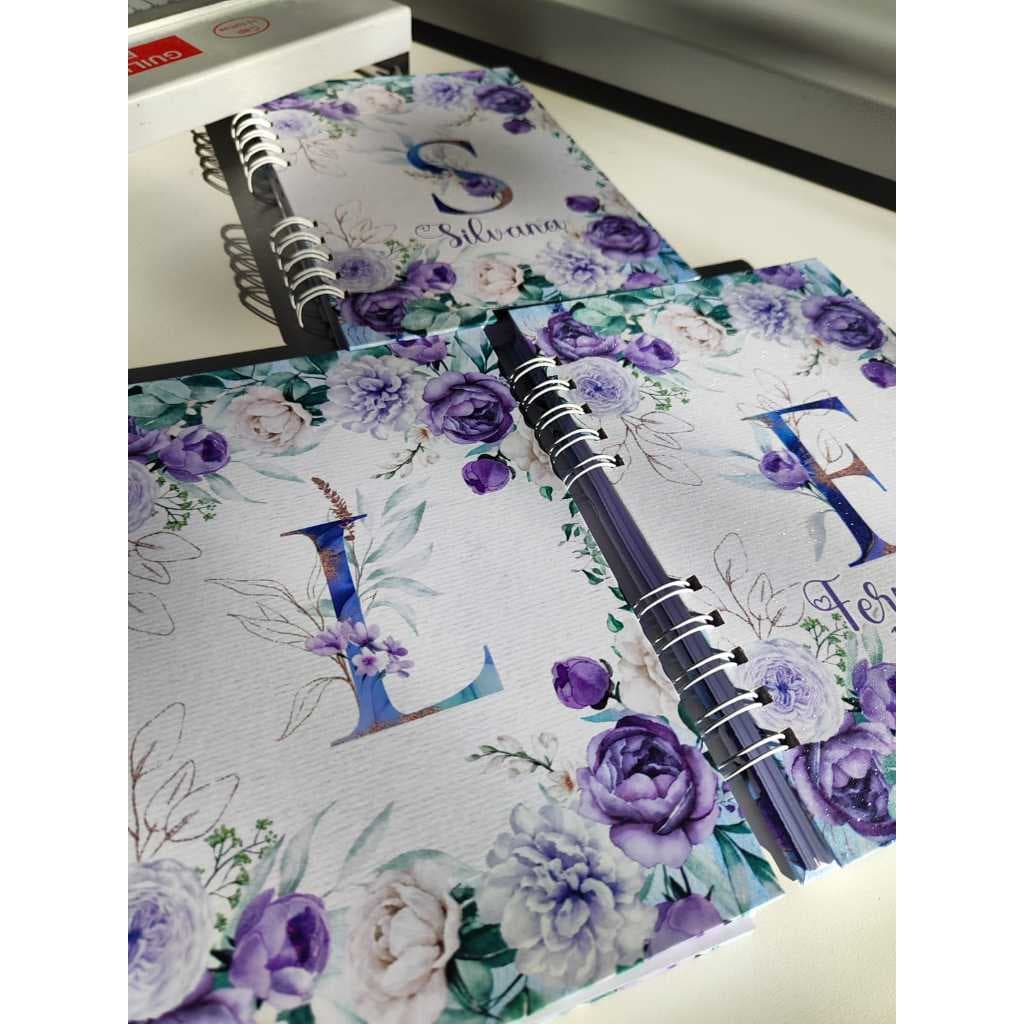 Caderno A5 Floral personalizado com inicial e nome VIOLETA
