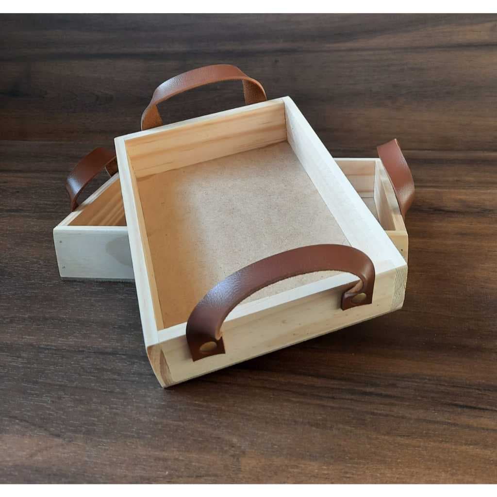 ENVIO IMEDIATO Bandeja Milão em madeira Pinus + alça em couro caramelo - Cestas de café e presente