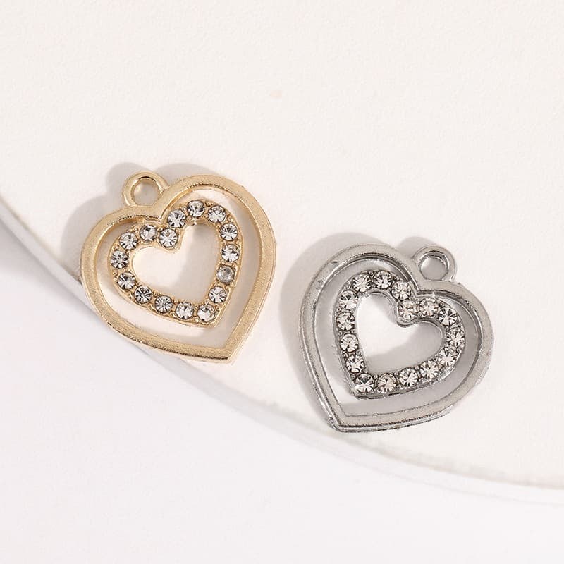 Pingente de coração em metal e vidro com 20 peças