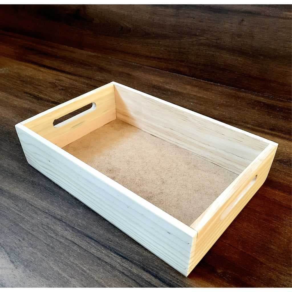 Madri Bandeja em madeira pinus com alça vazada - altura 7cm