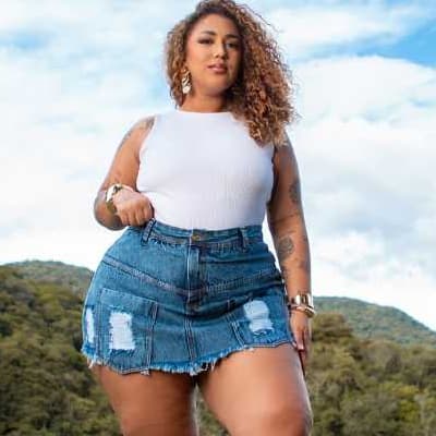 Short Saia Jeans Plus Size Feminino Cintura Alta com Lycra Levanta Bumbum Destroyed Premium