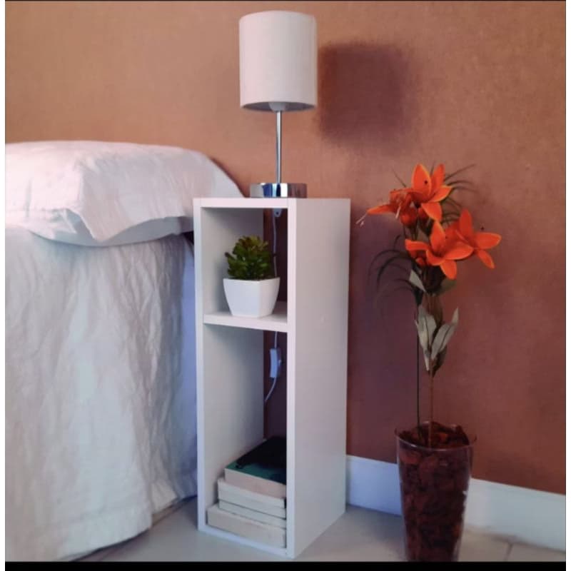 Mesa cabeceira em Mdf já vai montado..