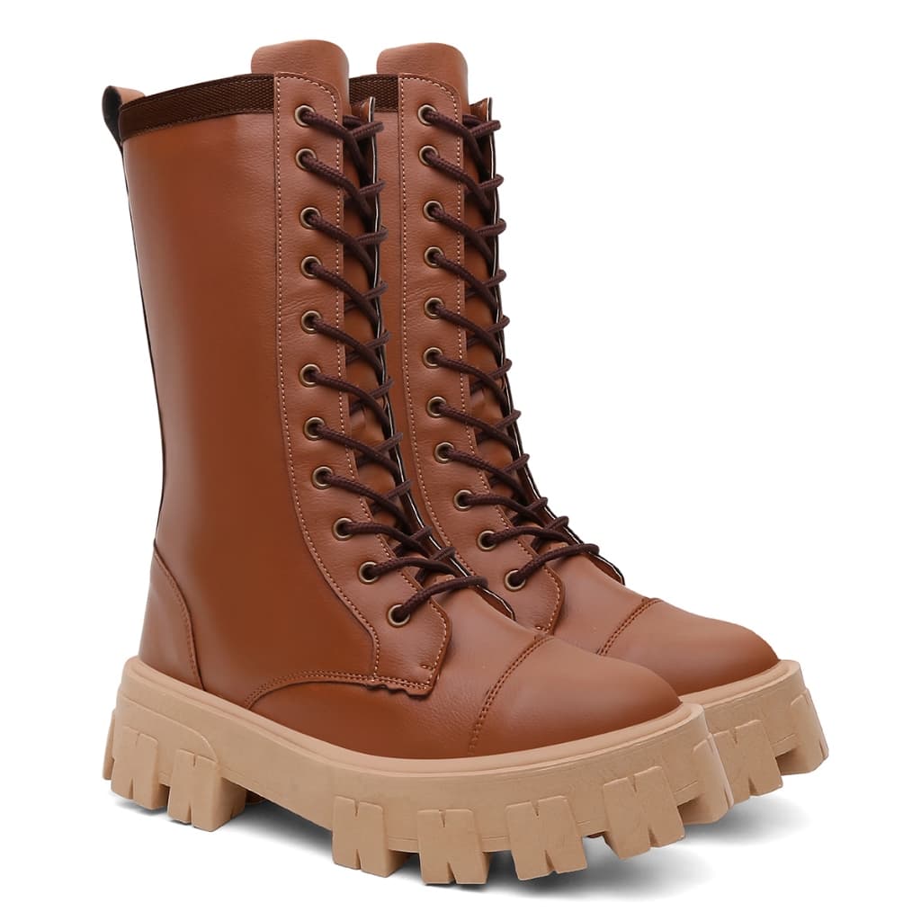 Bota Cano Alto Tratorada Com Ihos Fechamento Com Ziper Acabamento Com Gorgurão Estilo Blogueirinha