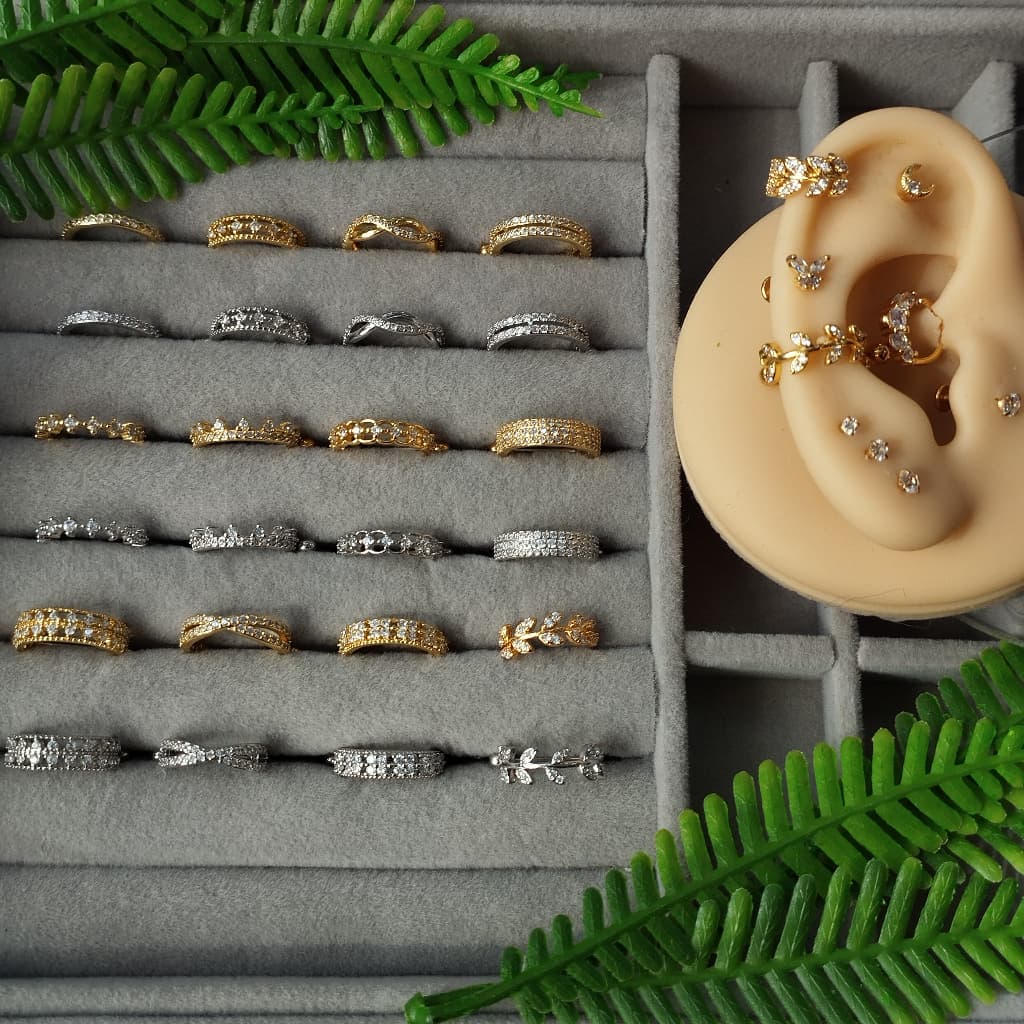 Piercing  Conch Cravejado com Zircônias Conforto e Durabilidade Aço Folheado a Ouro