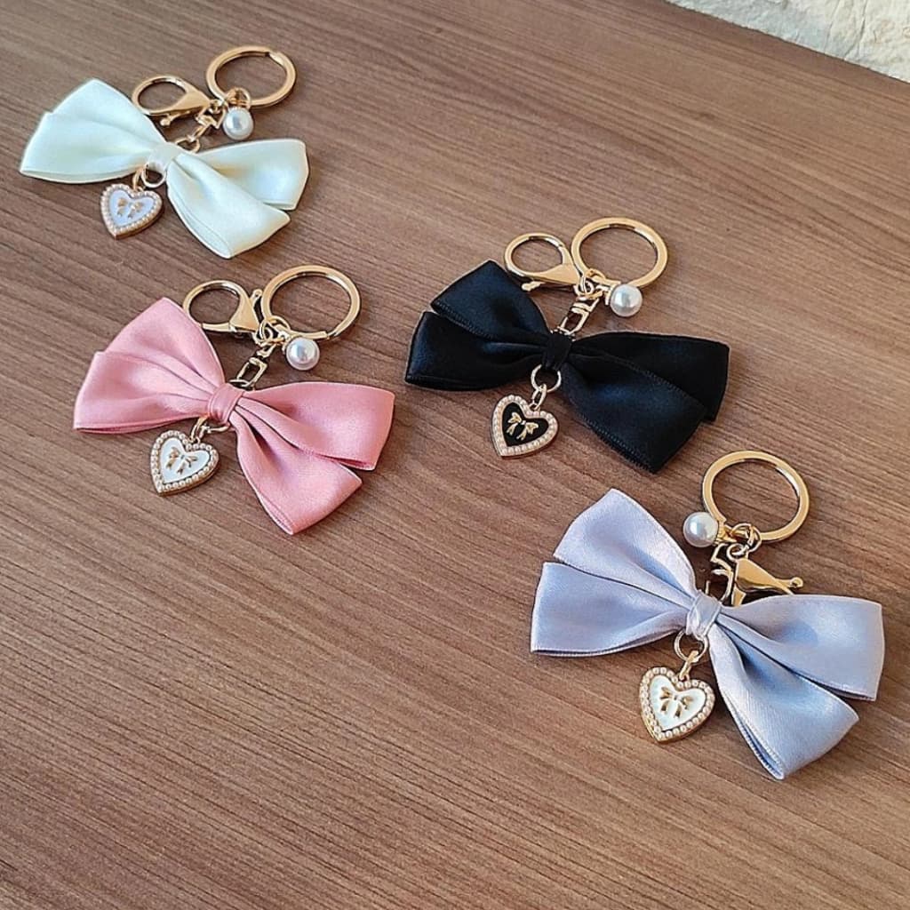 Chaveiro Laço com pingentes de Pérola e Coração