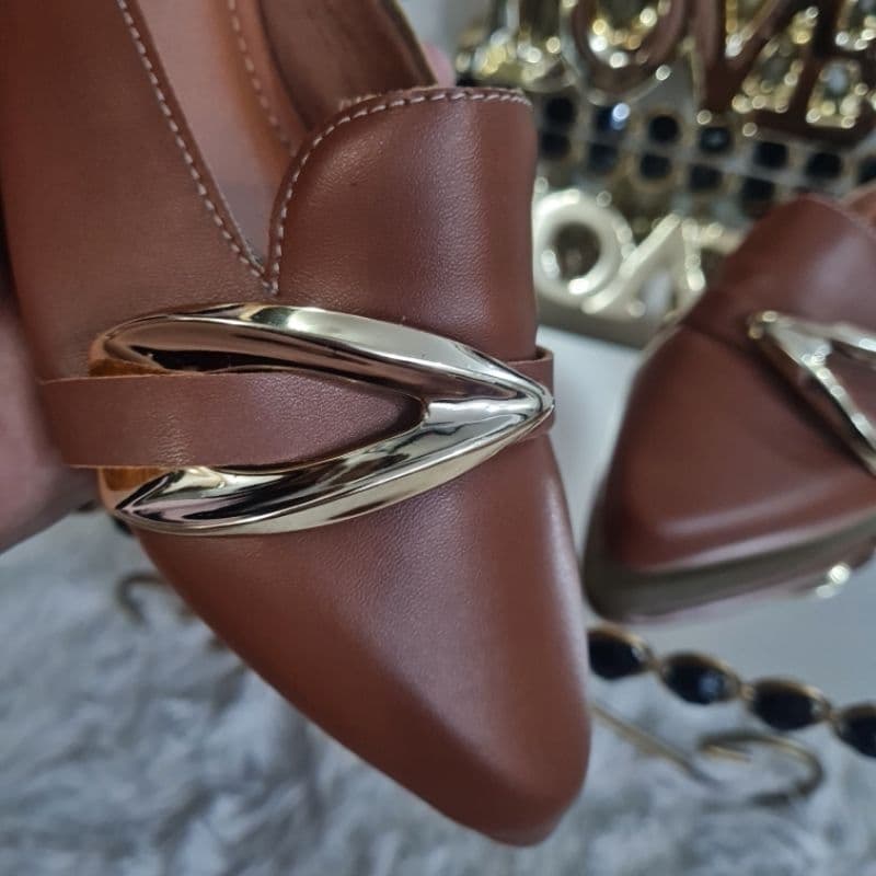 mule mocassim com abs dourado............................mule...V..................