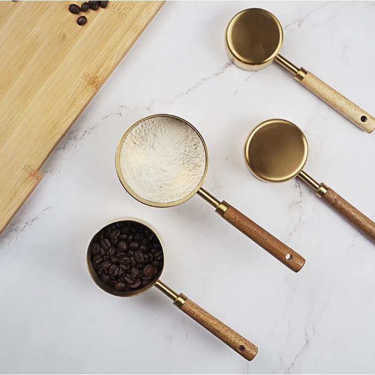 Kit 4 Colheres Medidoras de Metal Dourado com Cabo de Madeira  Medidas Precisas e Design Sofisticado