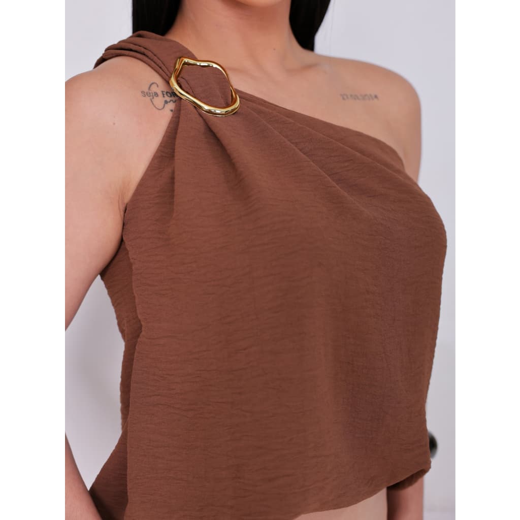 Blusa Feminina Alça Única Fivela Orgânica Dourada Tecido Duna um Ombro Manga Mula Elegante M G GG