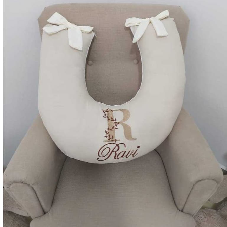 ALMOFADA AMAMENTAÇÃO PERSONALIZAMOS COM NOME DO SEU BEBÊ - BEGE  COM DETALHE MARRON LUXO 200 FIOS