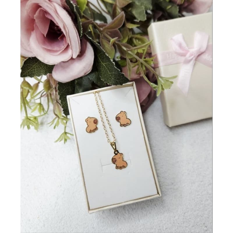 Conjunto Infantil Capivara, Bailarina, Minnie Folheado a Ouro - Colar e Brincos Conjunto