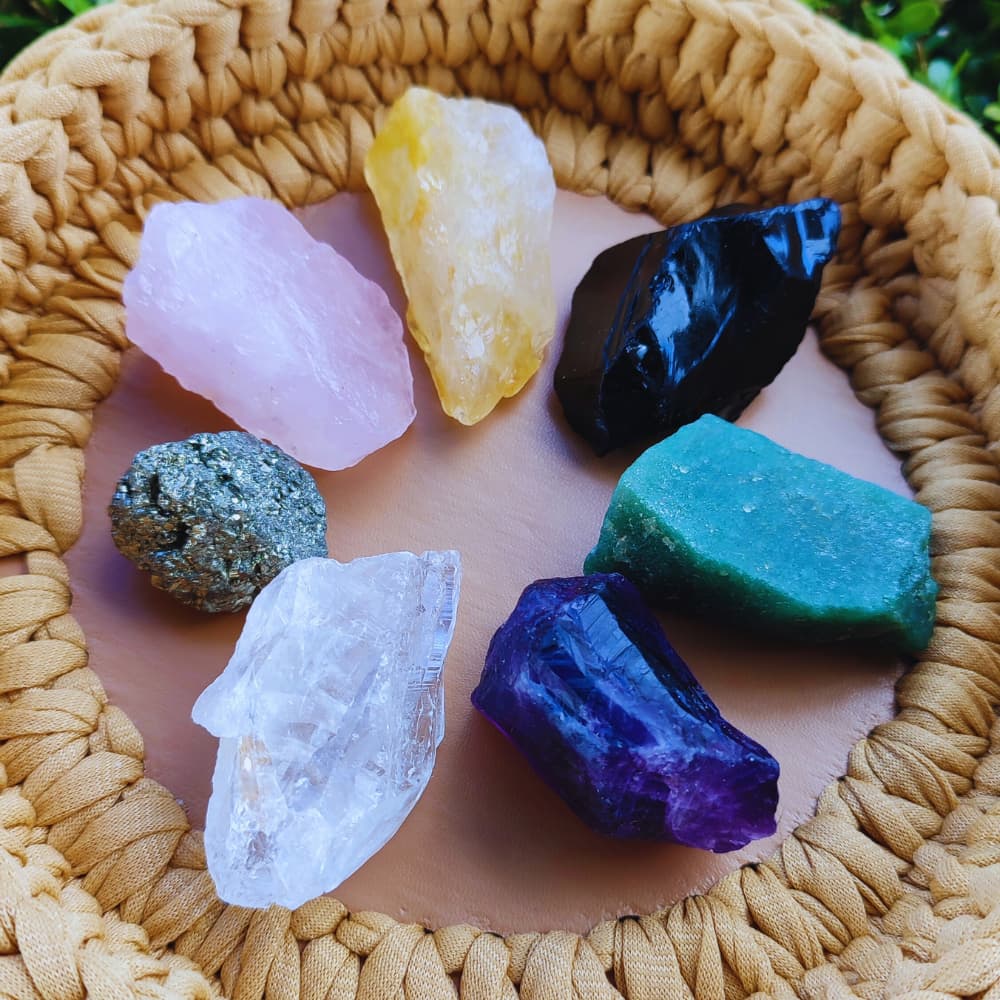 Kit 7 Pedras Naturais Brutas M: Obsidiana, Pirita, Ametista, Golden Healer, Q. Verde, Rosa e Cristal