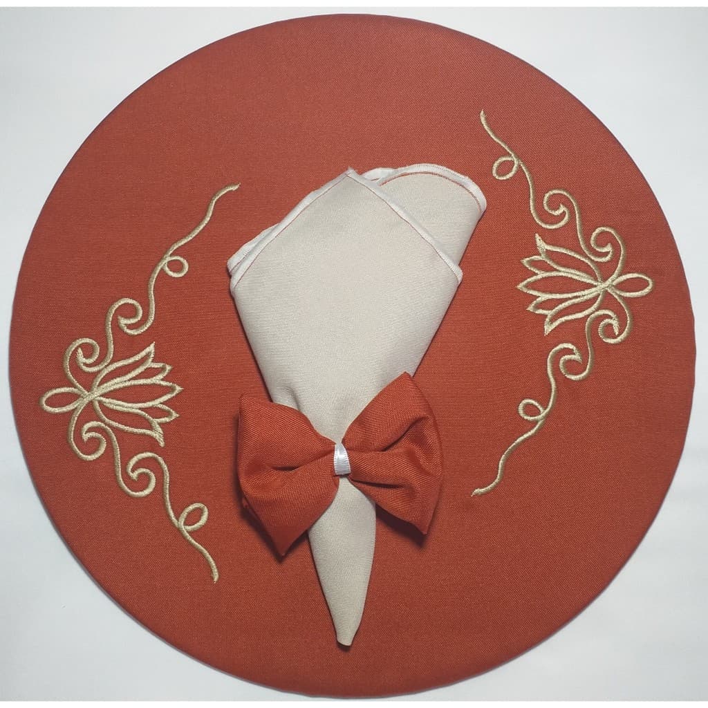 8 Capa De Sousplat bordado 35cm x 35cm + 8 Guardanapo 35cm x 35cm + 8 Laço artezanal8